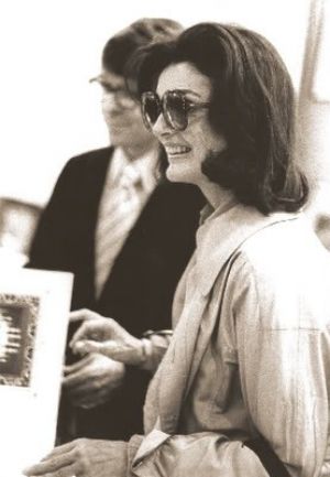 Pictures of Jackie Kennedy fashion icon - Jackie_Onassis_Oversized_Sunglasses.jpg